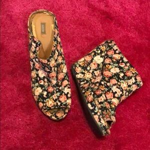 AMAZING KIMICHI BLUE FLORAL PEEP TOE WEDGES!